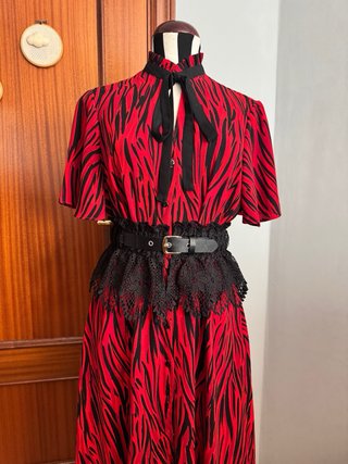 Vestido rojo y negro con lazada al cuello
