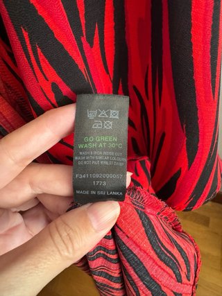 Vestido rojo y negro con lazada al cuello