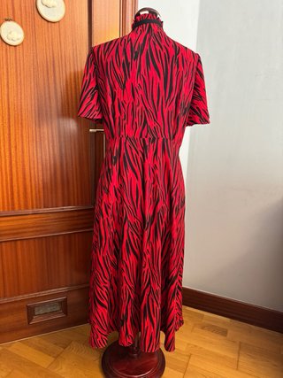 Vestido rojo y negro con lazada al cuello