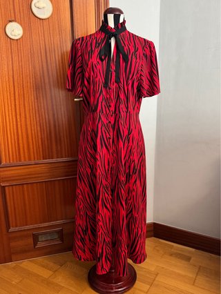 Vestido rojo y negro con lazada al cuello