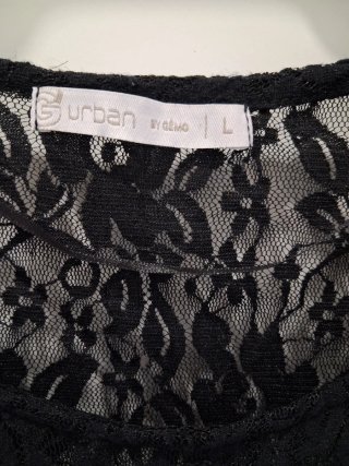 T-shirt preta com detalhe em renda