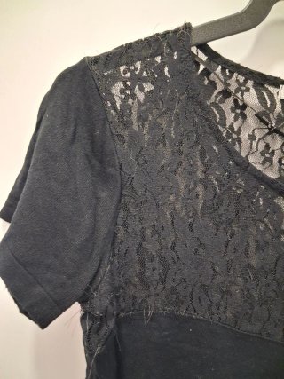 T-shirt preta com detalhe em renda