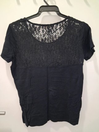 T-shirt preta com detalhe em renda