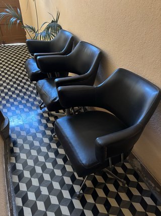 Sillones giratorios de cuero negro