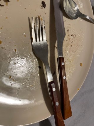 Cubiertos de metal y madera