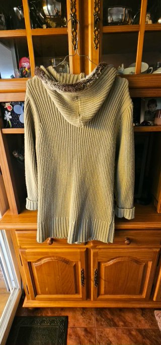 Cardigan in maglia beige con cappuccio