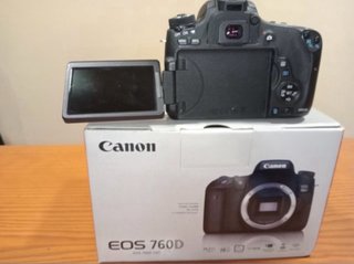 Cámara Canon EOS 760D con caja