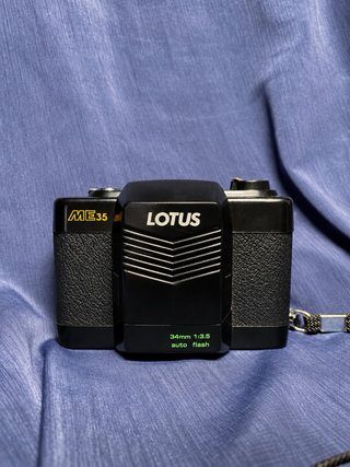 Cámara analógica Lotus ME35 con flash