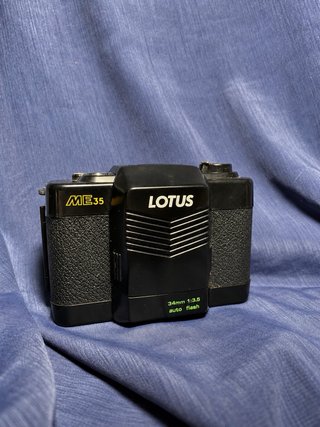 Cámara analógica Lotus ME35 con flash