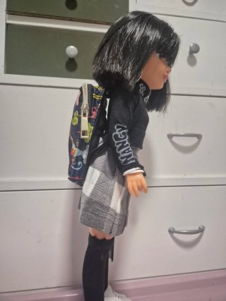 Nancy Aitana con mochila y accesorios