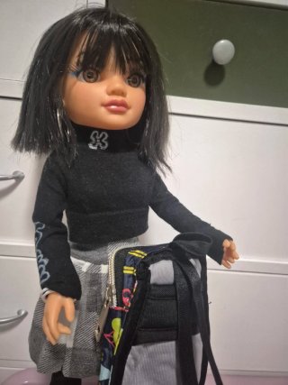 Nancy Aitana con mochila y accesorios