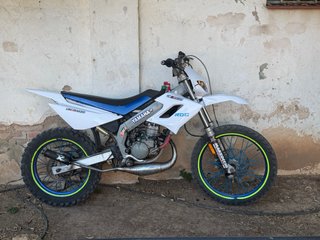 Yamaha Enduro Moto Azul y Blanca