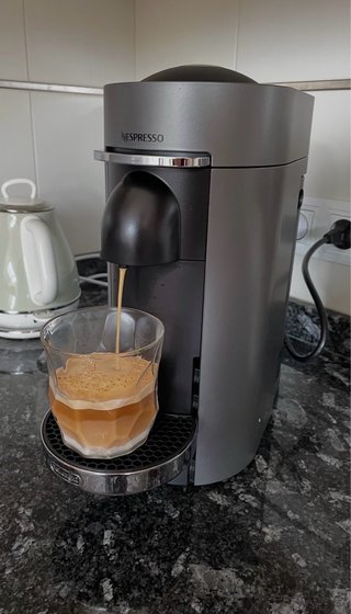 Cafetera Nespresso Vertuo Gris
