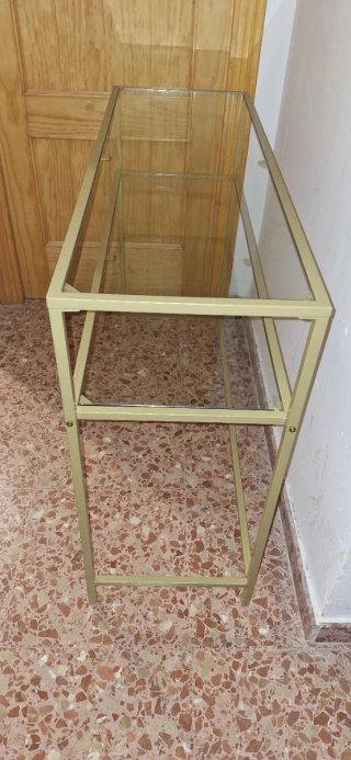 Mesa auxiliar cristal y metal dorado