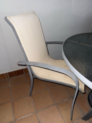 Mesa y 4 sillas de exterior