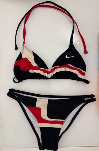 Bikini Nike Mujer Negro y Rojo