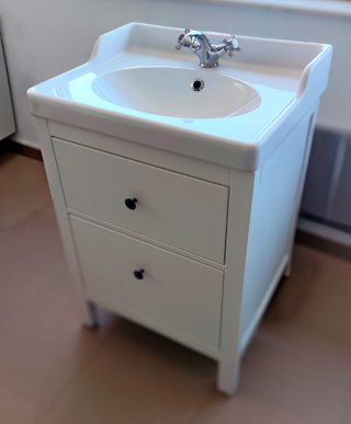 Mueble de baño con lavabo y grifo