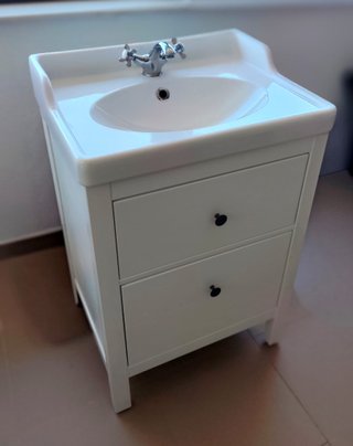Mueble de baño con lavabo y grifo