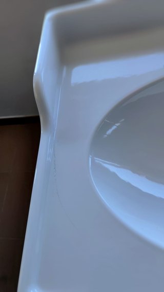 Mueble de baño con lavabo y grifo