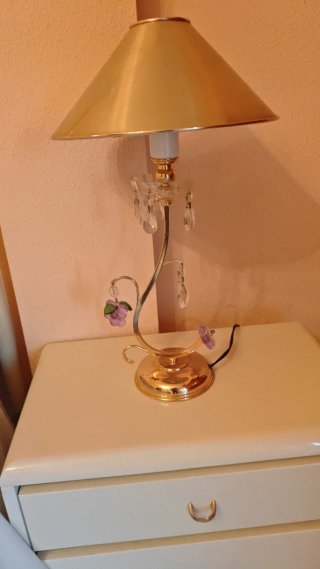 Lámpara vintage dorada con detalles morados