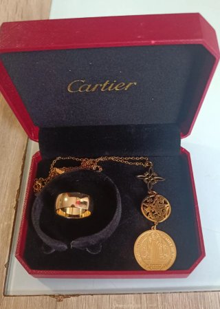Estuche Cartier Collar y Anillo Dorado Religioso