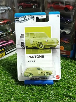 Hot Wheels 69 Volkswagen Squareback Pantone 2304