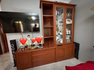 Mueble de madera y cristal