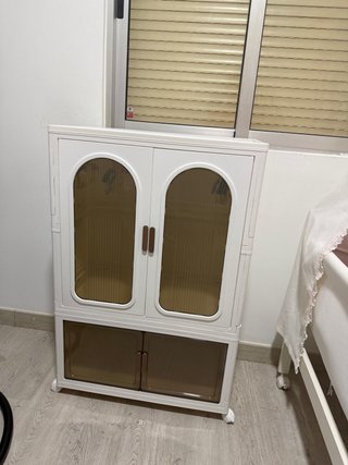 Armario blanco con puertas de cristal