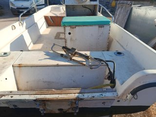 Barco blanco sin motor