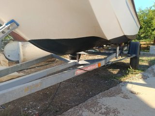 Barco blanco sin motor
