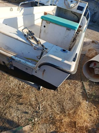 Barco blanco sin motor