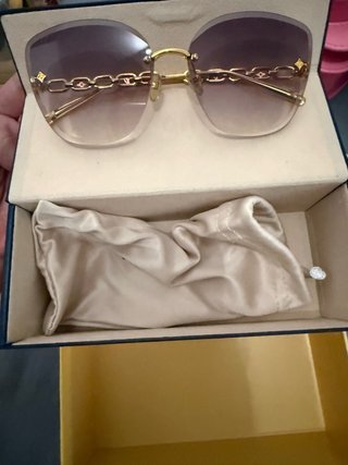 Gafas de sol Louis Vuitton doradas y moradas