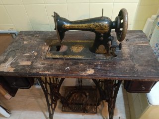 Máquina de coser Singer antigua con mueble