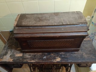 Máquina de coser Singer antigua con mueble