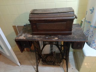 Máquina de coser Singer antigua con mueble