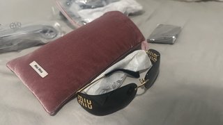 Occhiali da sole Miu Miu neri e dorati