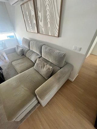 Sofá chaise longue gris Ikea.