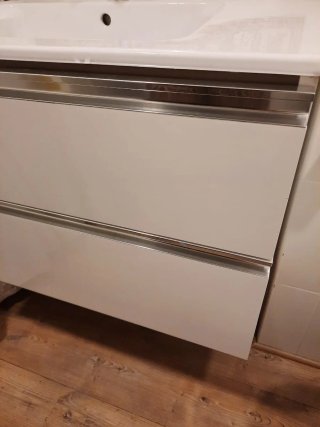 Mueble de lavabo blanco ROCA con cajones.