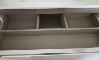 Mueble de lavabo blanco ROCA con cajones.
