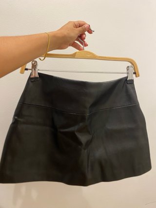 Falda Bershka cuero tachuelas