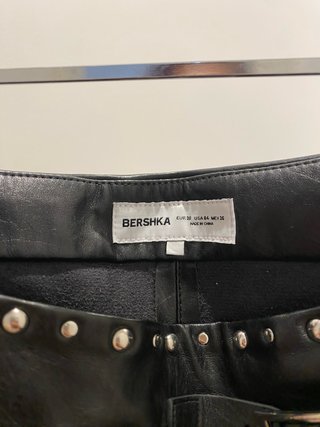 Falda Bershka cuero tachuelas