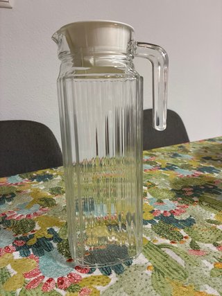 Jarra de agua 1L con tapón