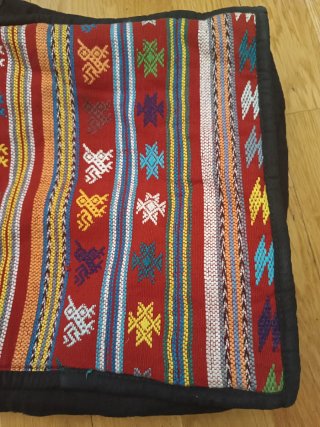 Bolso tejido andino multicolor.