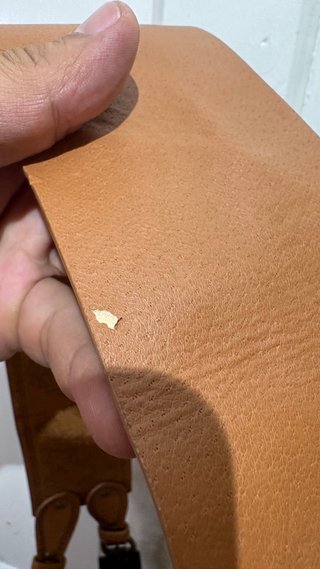 Cinturón ancho de cuero con grabado