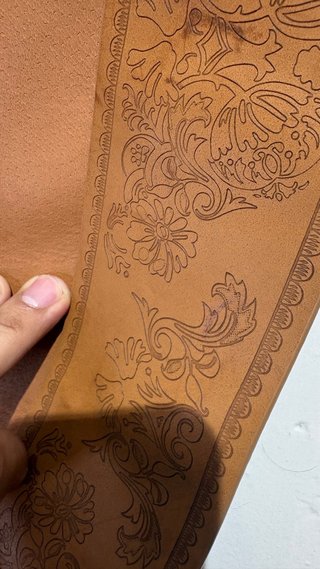 Cinturón ancho de cuero con grabado