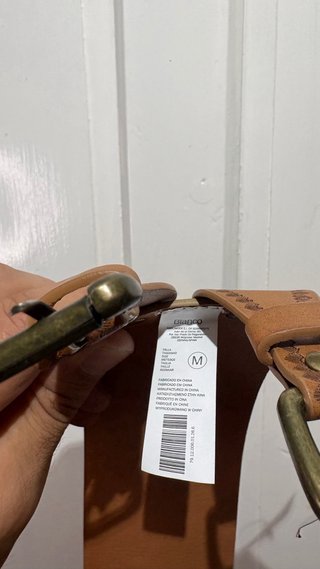 Cinturón ancho de cuero con grabado