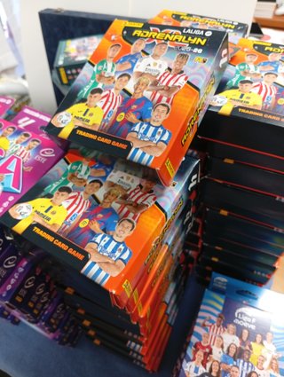 LOTE 38 CAJAS CROMOS ADRENALYN XL PANINI 2025-26,