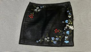 Falda piel sintética bordada flores