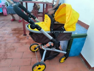 Carrito de muñecas Miyo amarillo