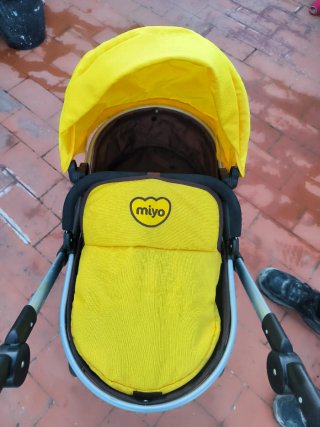 Carrito de muñecas Miyo amarillo